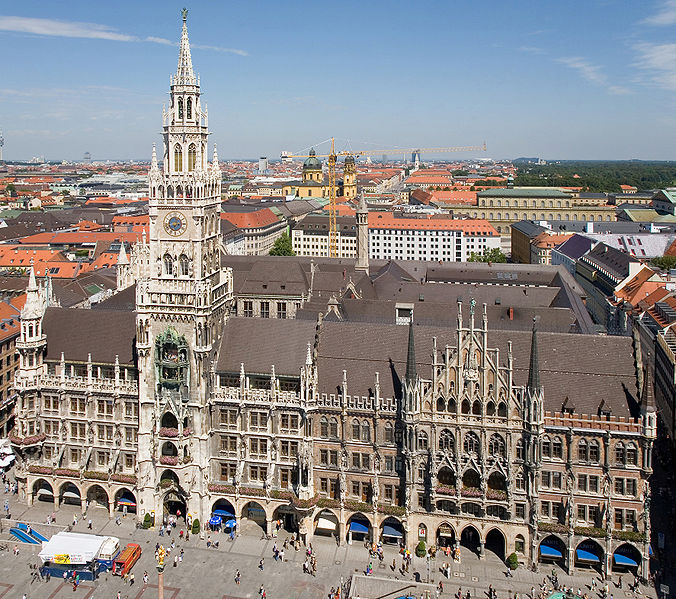 676px-Rathaus_and_Marienplatz_from_Peterskirche_-_August_2006_zugeschnitten. Foto: Neues Rathaus München aus Wikipedia, Artikel "München", Urheber: Diliff. Original uploader was User: Hofres. Das Bild unterliegt der GNU-Lizenz für freie Dokumentation, Version 1.2 oder einer späteren Version: http://commons.wikimedia.org/wiki/Commons:GNU_Free_Documentation_License_1.2. Diese Datei ist unter der Creative Commons-Lizenz Namensnennung-Weitergabe unter gleichen Bedingungen 3.0 Unported lizenziert: http://creativecommons.org/licenses/by-sa/3.0/deed.de