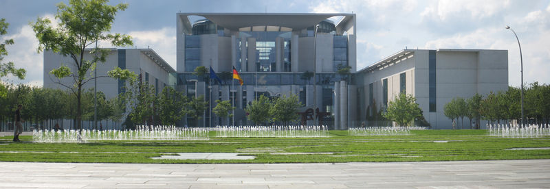 800px-07_08_21_Bundeskanzleramt. Foto aus Wikipedia: Artikel Berlin, Beschreibung: Bundeskanzleramt in Berlin-Mitte, aus 3 Bildern zusammengestitcht, Urheber: Martin Künzel, Berlin, das Bild unterliegt der GNU-Lizenz für freie Dokumentation, Version 1.2 oder einer späteren Version: http://commons.wikimedia.org/wiki/Commons:GNU_Free_Documentation_License_1.2. Diese Datei ist unter der Creative Commons-Lizenz Namensnennung-Weitergabe unter gleichen Bedingungen 3.0 Unported lizenziert: http://creativecommons.org/licenses/by-sa/3.0/deed.de