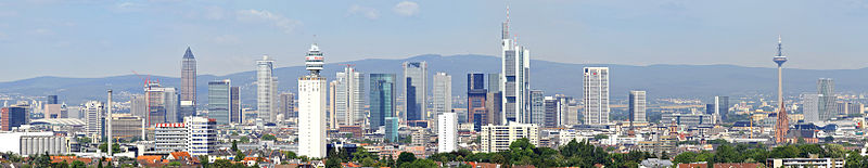 800px-Cityscape_Frankfurt_2010-2. Foto: Blick von Süden über das Stadtbild von Frankfurt am Main aus Wikipedia, Artikel "Frankfurt am Main", Urheber: Thomas Wolf (Der Wolf im Wald), digital nachbearbeitet von 36ophiuchi. Diese Datei ist unter der Creative Commons-Lizenz Namensnennung 3.0 Unported lizenziert: http://creativecommons.org/licenses/by/3.0/deed.de