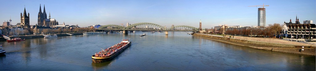 Panorama_cologne_20050114. Foto: Köln-Panorama von der Deutzer Brücke nach Norden gesehen, Januar 2005 aus Wikipedia, Artikel "Köln". Urheber: Elke Wetzig. Das Bild unterliegt der GNU-Lizenz für freie Dokumentation, Version 1.2 oder einer späteren Version: http://commons.wikimedia.org/wiki/Commons:GNU_Free_Documentation_License_1.2. Diese Datei ist unter der Creative Commons-Lizenz Namensnennung-Weitergabe unter gleichen Bedingungen 3.0 Unported lizenziert: http://creativecommons.org/licenses/by-sa/3.0/deed.de